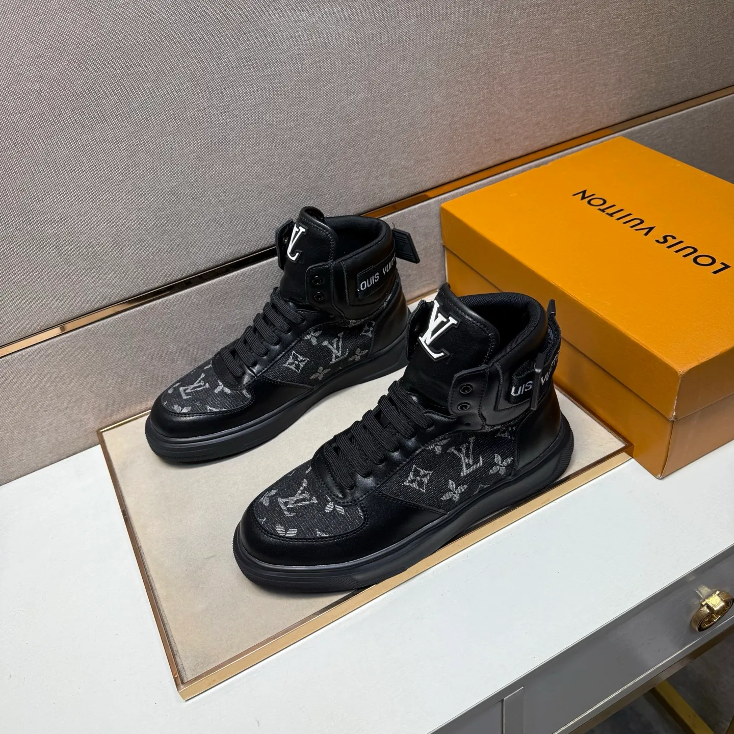 ⬛️Men's shoes 💰p420 [LV～] Men's high-top casual shoes 2025z cabinet sales simultaneously 🔶Size: 38-44 #️⃣ 🔷2 colors🔜The upper is made of multi-material splicing➕Mesh lining, comfortable and breathable, sole: original comfortable and wear-resistant outsole, ⚠️real thing📱photographed🎬real thing is better📢📢📢